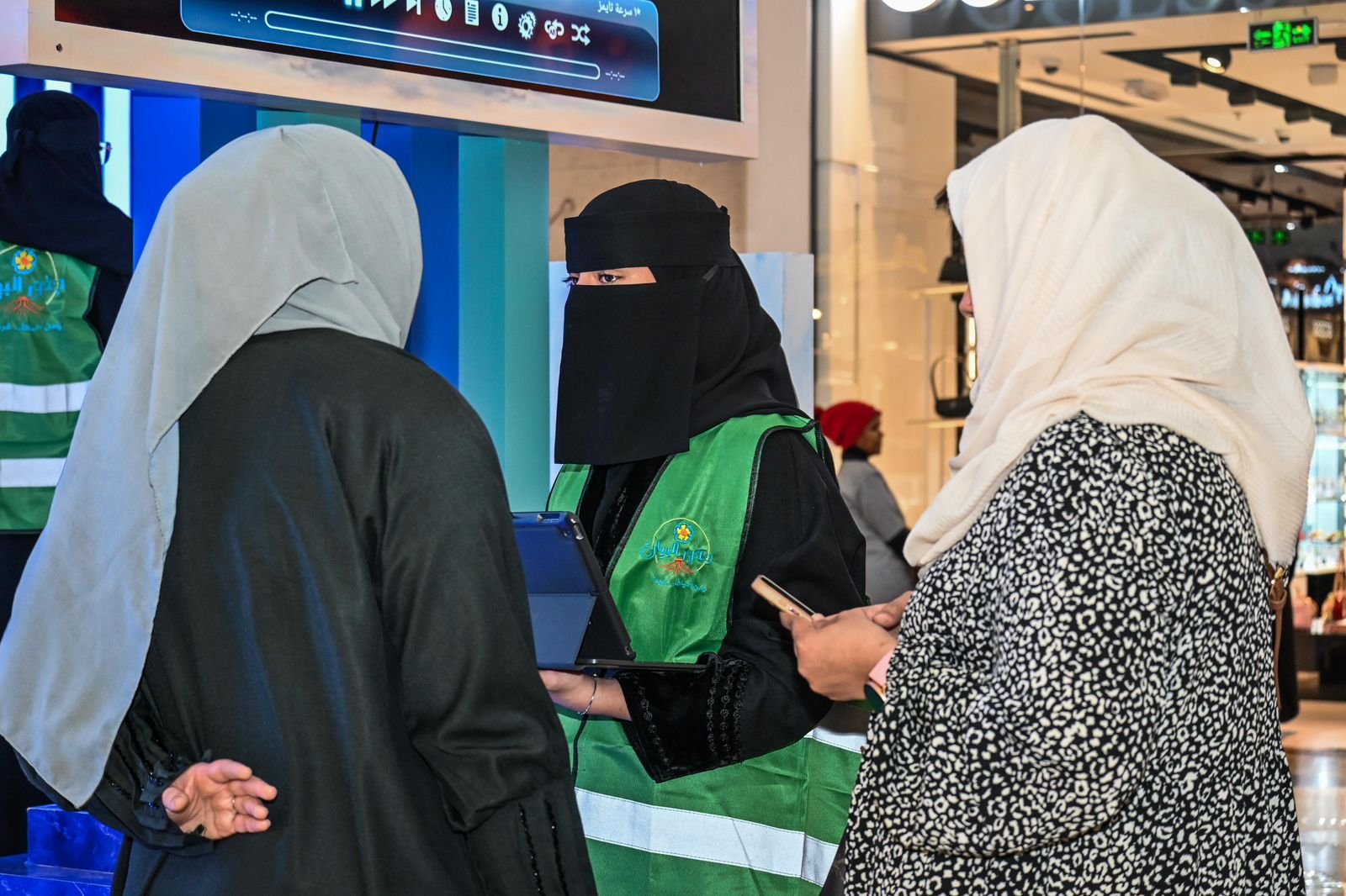 بلدية الظهران تطلق مبادرة توزيع شتلات النباتات الداخلية لتعزيز الزراعة المنزلية