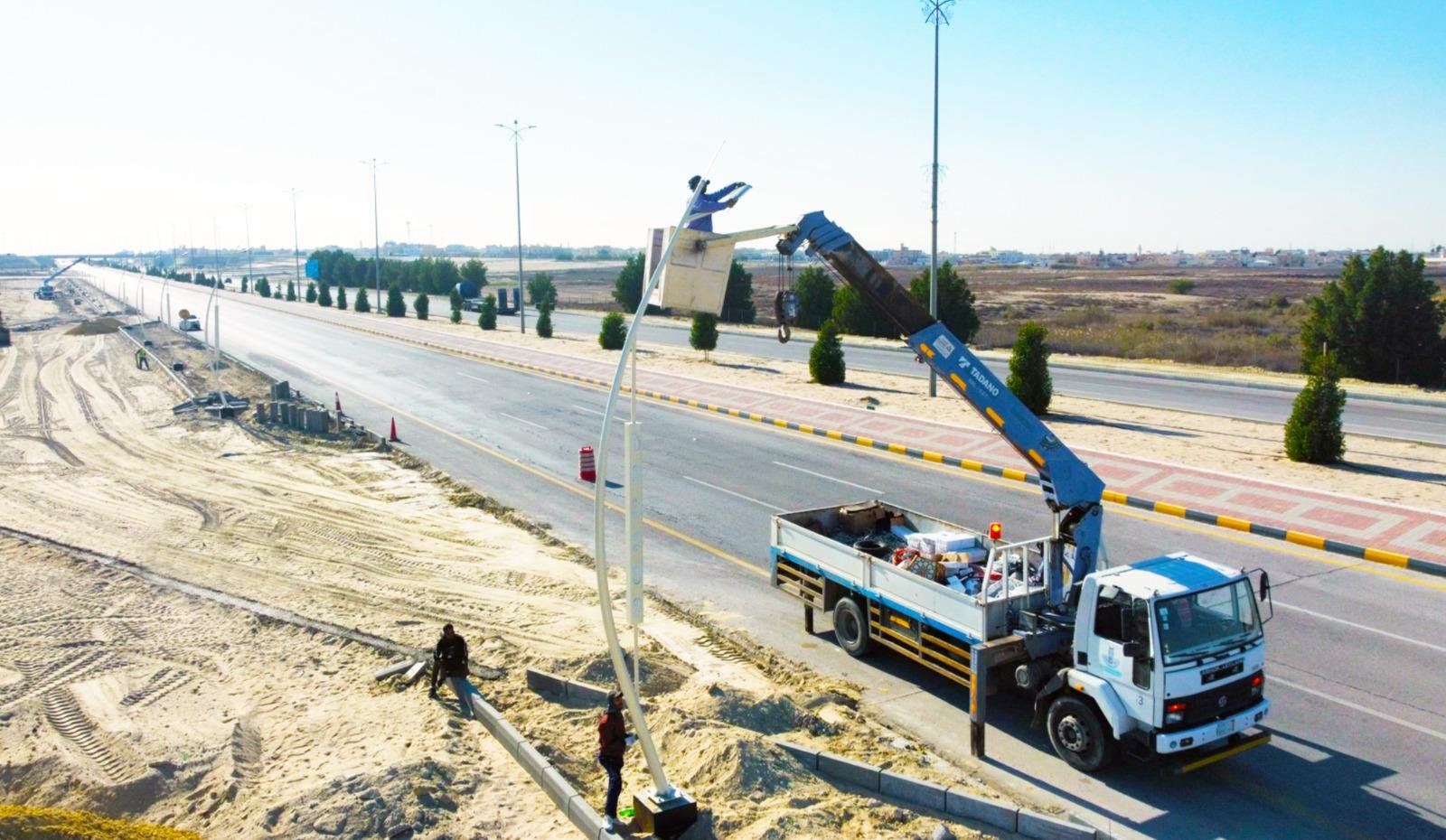 أعمال تركيب 140 عامود إنارة