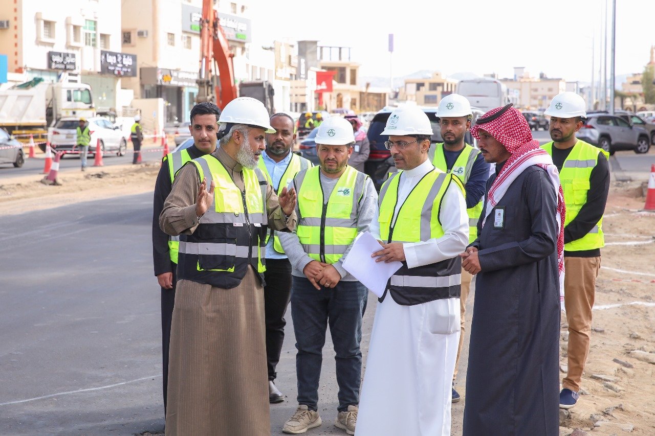 أمين الطائف يقف على أعمال إزالة الجزيرة الوسطية