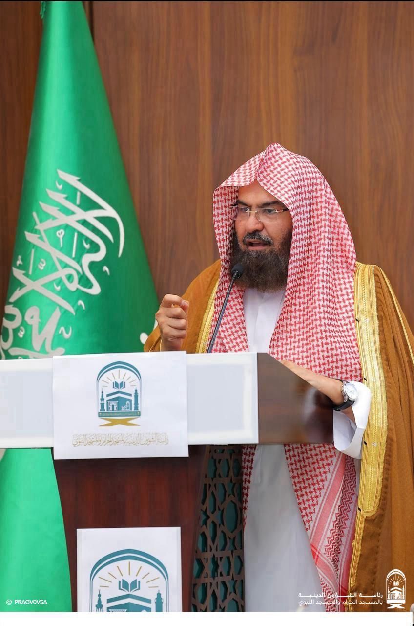 لاترفعوا الاصوات عند قبر النبي ﷺ فحرمته ميتًا كحرمته حيًا