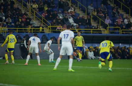 النصر يكسب الفتح
