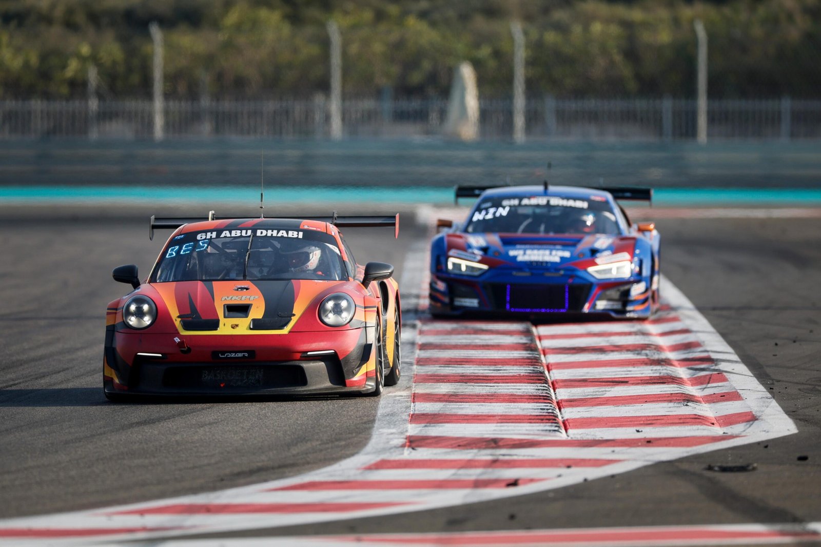 ثلاثة سائقين إماراتيين