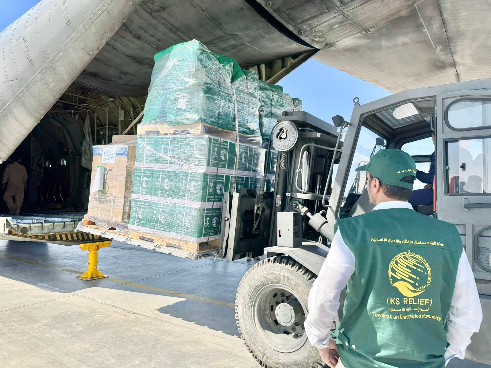 وصول الطائرة الإغاثية السعودية