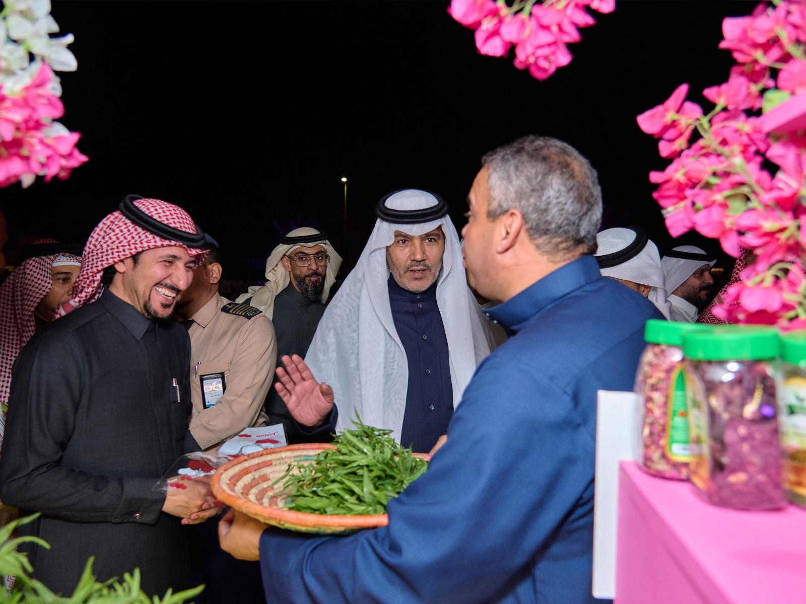 بين الزهور والبحر بلدية القطيف