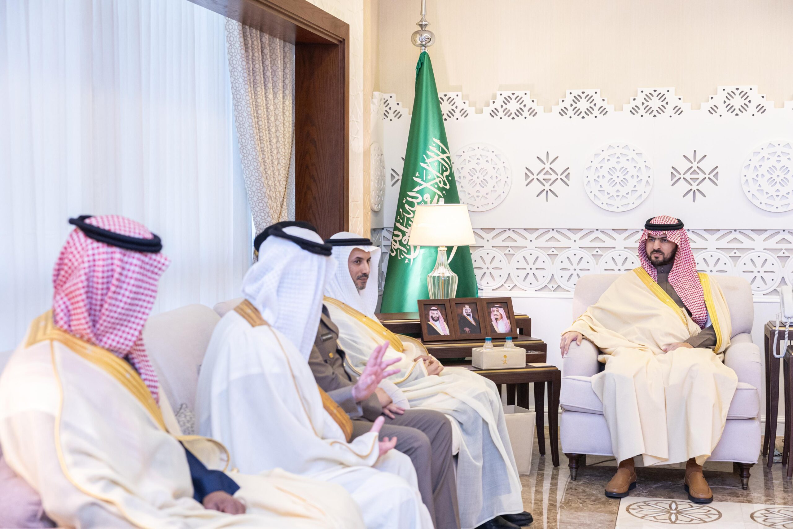 نائب أمير الشرقية يستقبل أعضاء لجنة السلامة