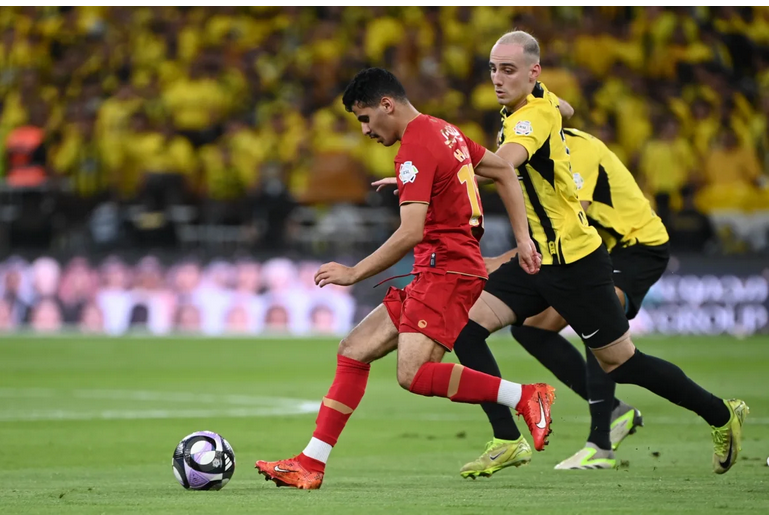 الاتحاد يختتم دوري روشن بانتصار على ضمك ويحتفل باللقب