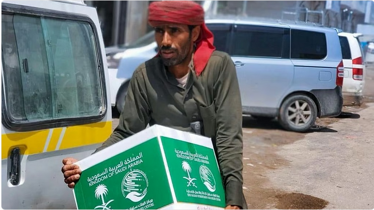 88 مركز الملك سلمان للإغاثة يوزع 1,350 كرتون تمر على المستحقين في تعز اليمنية