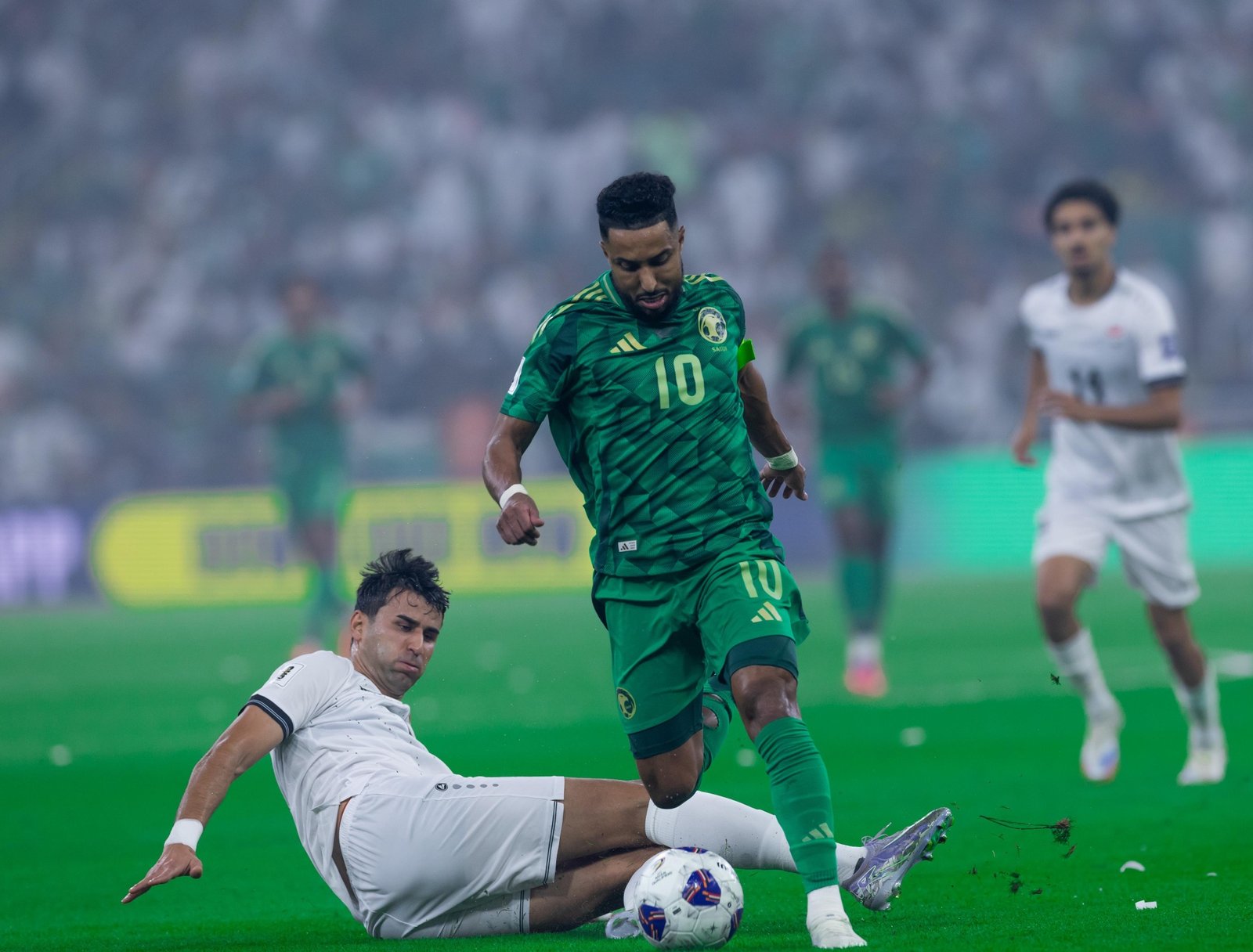 الصقور الخضر يحلقون في سماء المونديال: السعودية تضمن مقعدها في كأس العالم 2026 للمرة السابعة!