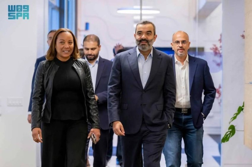 السواحه يبحث مع رئيسة (waymo) تعزيز الشراكات في القيادة الذاتية والتنقل الذكي