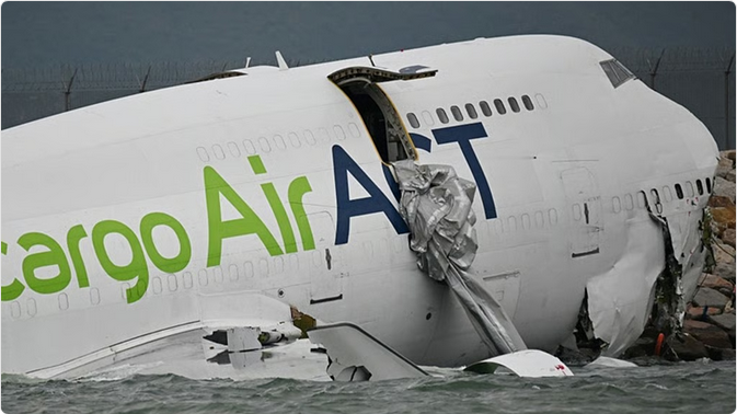 حادث مأساوي في مطار هونغ كونغ: طائرة شحن تقتل شخصين وتنحرف للمياه