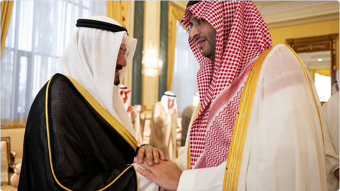 الأمير تركي بن محمد ينقل تعازي القيادة في وفاة الشيخ علي عبدالله الأحمد الجابر الصباح