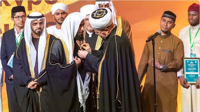 منح أعلى وسام لمسلمي روسيا الاتحادية للشيخ عبدالله البعيجان إمام المسجد النبوي