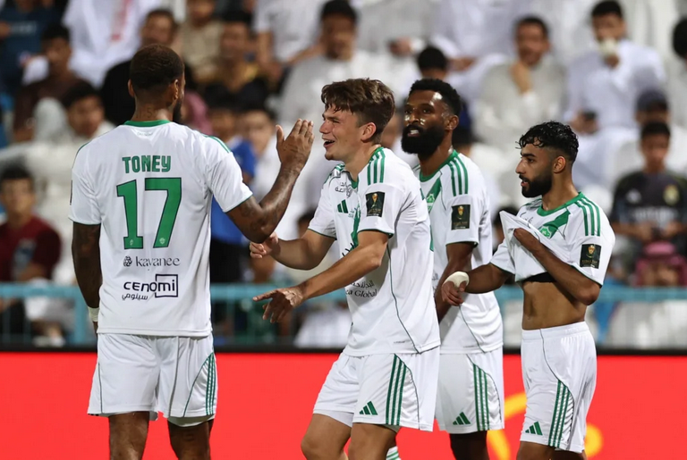 بثلاثية نظيفة: الأهلي يضرب الباطن ويتأهل بجدارة إلى ربع نهائي كأس خادم الحرمين