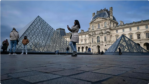 سطو مسلح على متحف اللوفر في باريس يستهدف مجوهرات "نابليون" وإغلاق المتحف