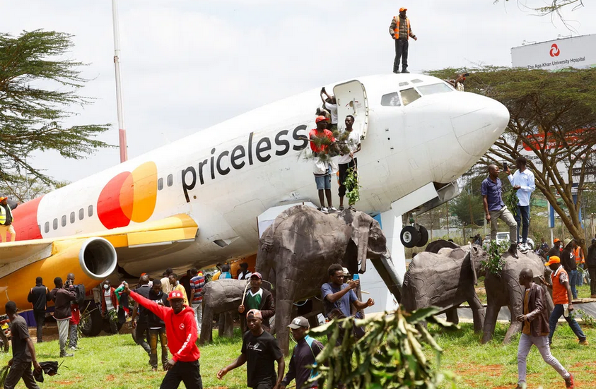 فوضى عارمة تعطل مراسم استقبال جثمان الزعيم الكيني الراحل رايلا أودينغا