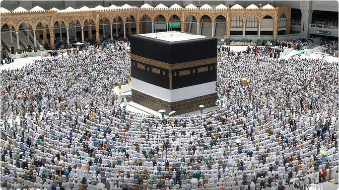 جموع المعتمرين يطوفون بالكعبة وسط أجواء روحانية عامرة بالسكينة والخشوع
