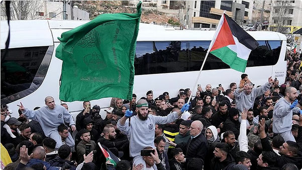 وصول 96 أسيراً فلسطينياً محرراً إلى رام الله ضمن المرحلة الأولى من اتفاق تبادل الأسرى