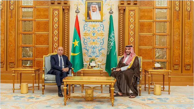 ولي العهد يلتقي رئيس موريتانيا ويستعرضان التعاون بين البلدين