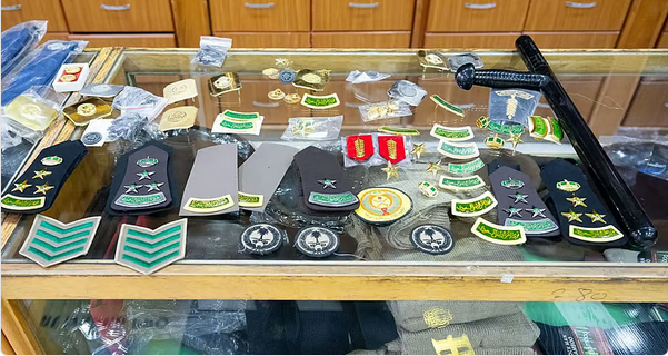 المناطق 1, اللجنة الأمنية بإمارة الرياض تغلق 3 محال وتصادر رتبًا وشعارات عسكرية مخالفة اللجنة الأمنية بإمارة الرياض تغلق 3 محال وتصادر رتبًا وشعارات عسكرية مخالفة