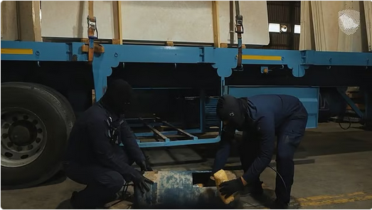 المناطق 1, "زاتكا" تنجح في إحباط تهريب 8.9 كجم من "الشبو" عبر منفذ الربع الخالي وتُلقي القبض على شخصين "زاتكا" تنجح في إحباط تهريب 8.9 كجم من "الشبو" عبر منفذ الربع الخالي وتُلقي القبض على شخصين