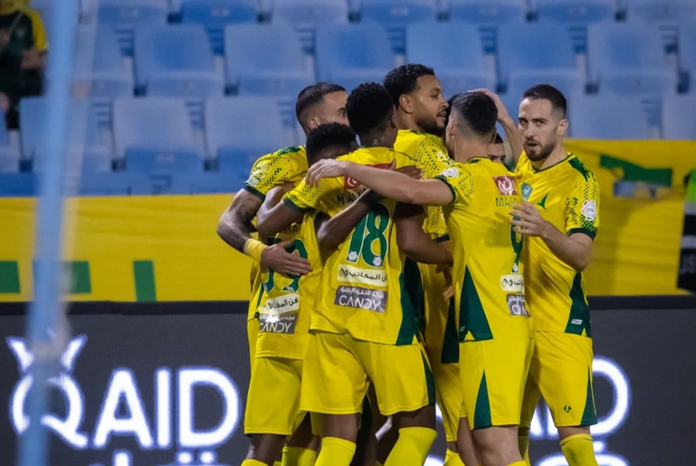 جوشوا كينغ يقود الخليج لاكتساح الرياض برباعية في دوري روشن