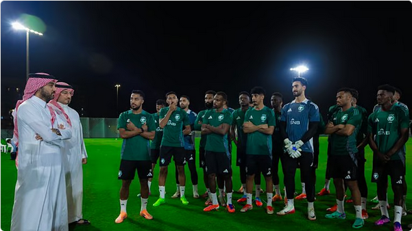 قبل مواجهة العراق الحاسمة.."الفيصل" يدعم لاعبي الأخضر: ثقتنا بكم كبيرة يا أبطال