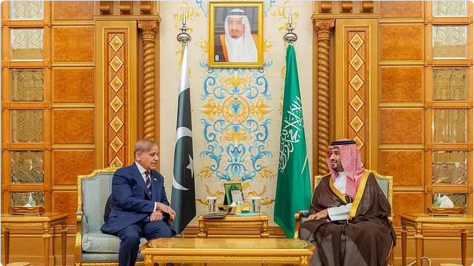 ولي العهد يلتقي رئيس وزراء باكستان ويبحثان العلاقات الثنائية وفرص الشراكة