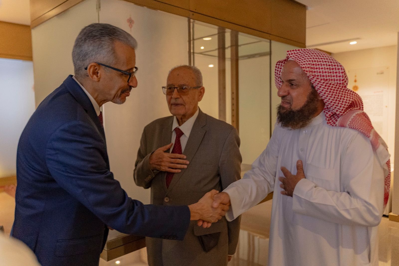 جولة لوفد معهد المخطوطات العربية في مركز الملك فيصل وإهداءات لإصدارات علمية متخصصة