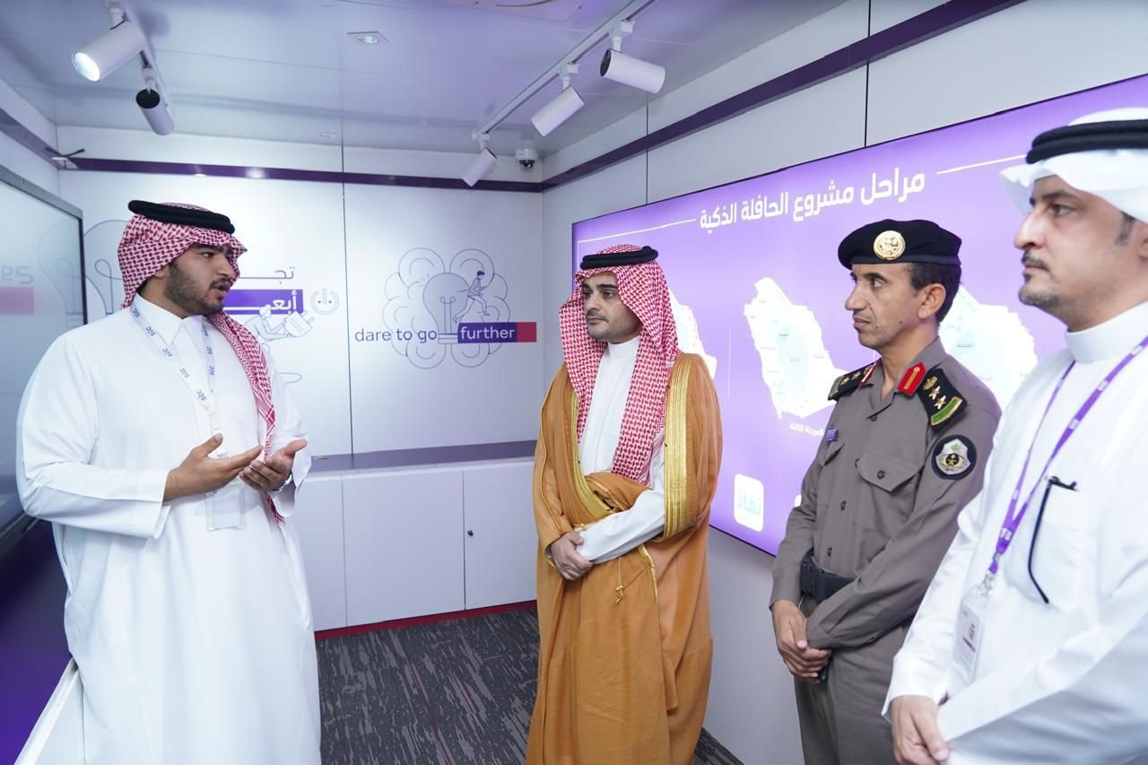 نيابة عن محافظ القطيف.. رئيس مركز سيهات يقف على الجهود التوعوية لمشروع «الحافلة الذكية»