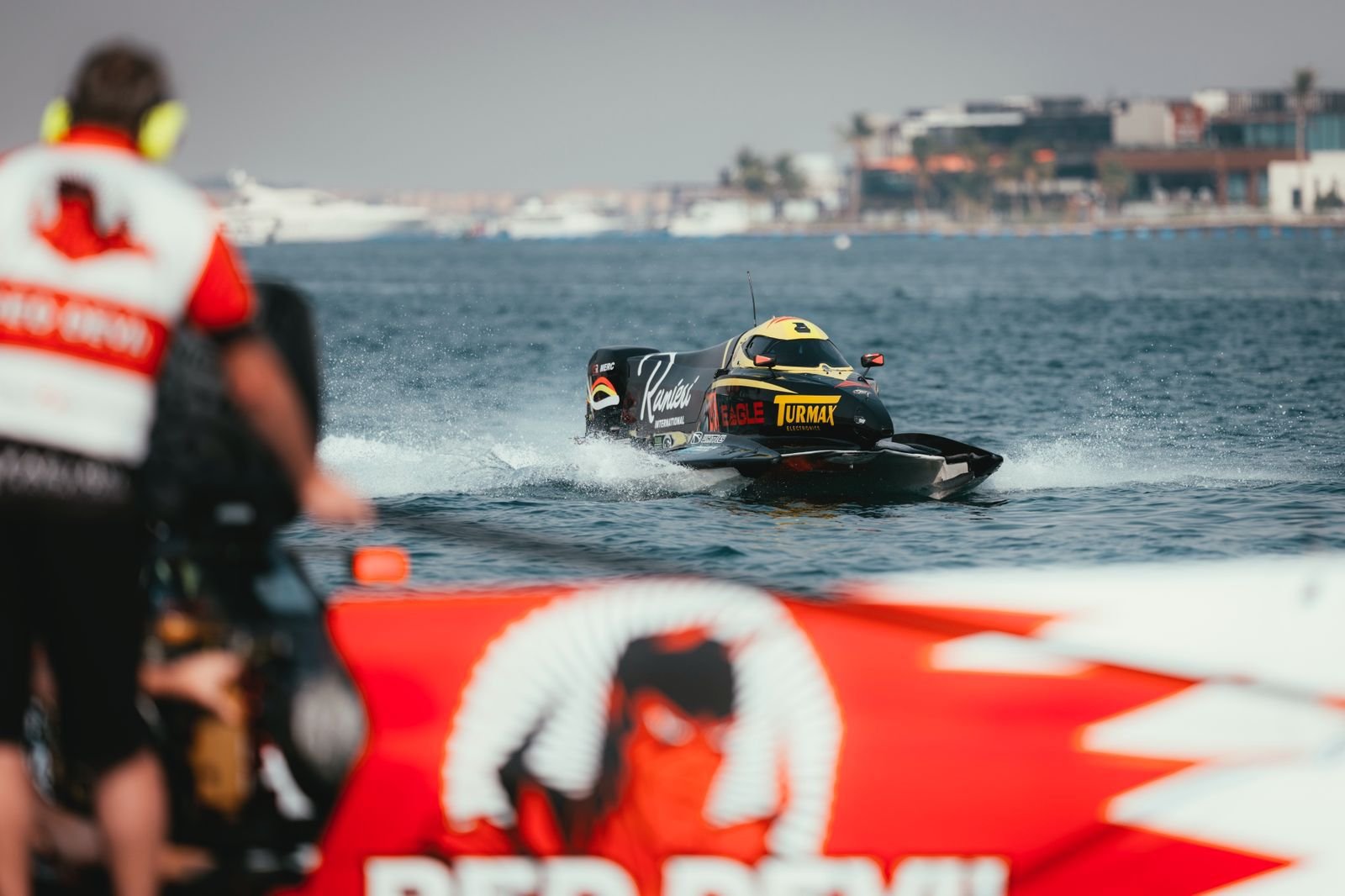 انطلاق التجارب الحرة استعدادًا لبدء منافسات الجولة الرابعة من بطولة العالم للزوارق السريعة الفورمولا1(F1H2O)