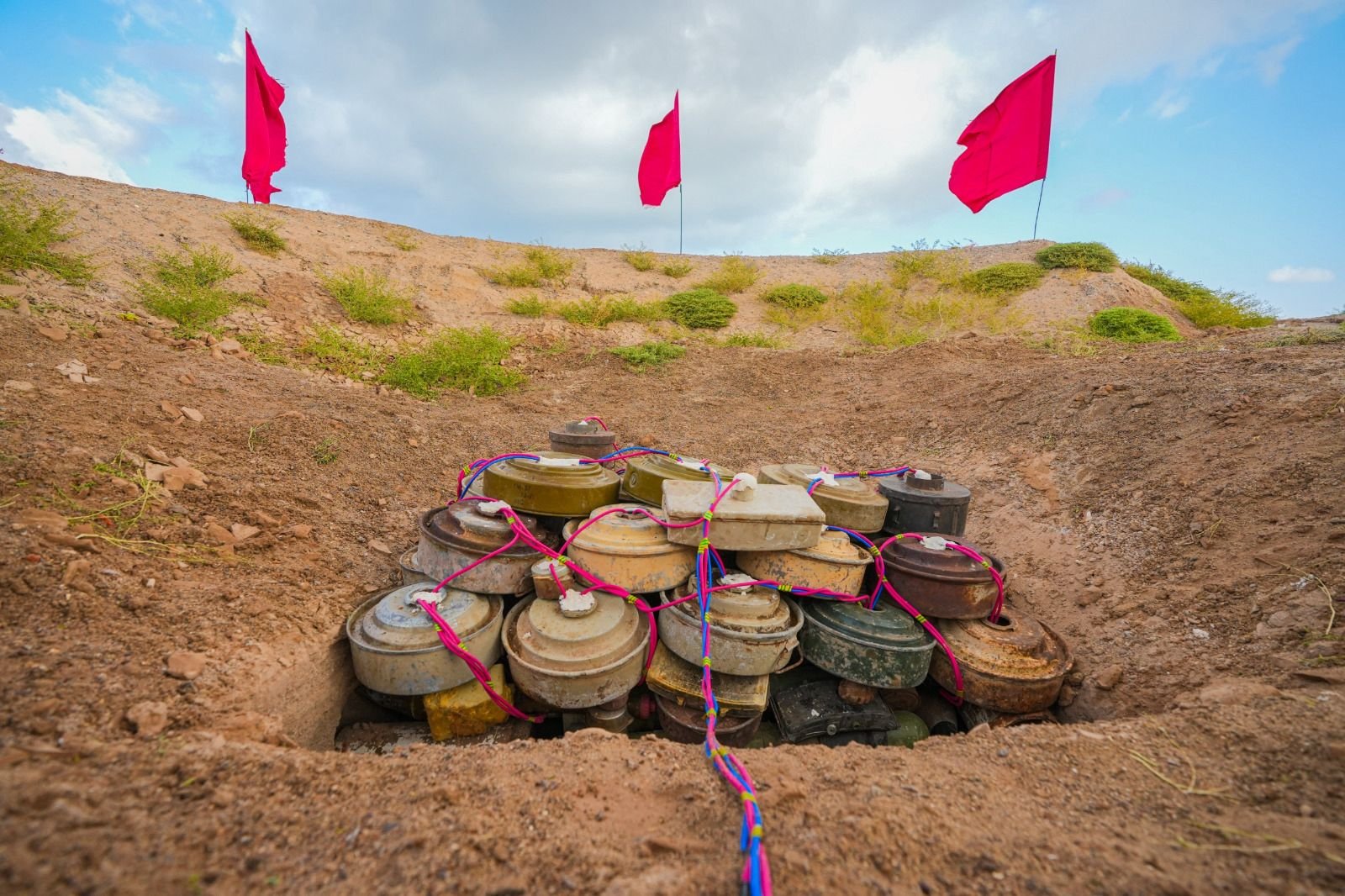 مسام يتلف 4100 لغماً وقنبلة ومخلفات حربية في باب المندب