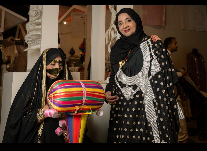 التلي" يجمع جيلين.. أم وابنتها يخطفان الأنظار في "بنان