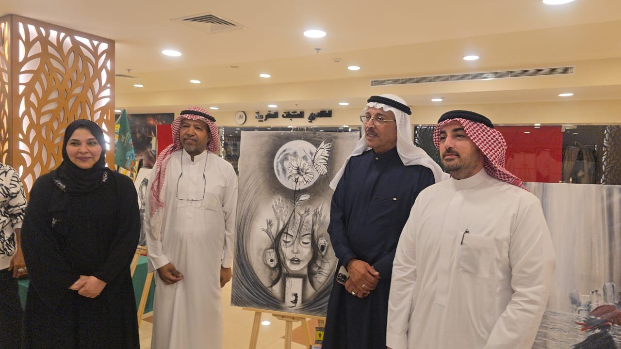 الشاعر عبدالآله دشيشه يفتتح معرض "ألوان بلا قيود"