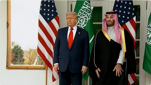 قبل التوجّه إلى المكتب البيضاوي..ولي العهد والرئيس الأميركي يلتقطان صورة تذكارية في البيت الأبيض