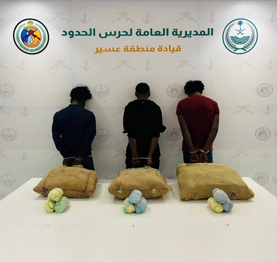 حرس الحدود بعسير يقبض على (3) مخالفين لتهريبهم (72) كيلوجرامًا من القات المخدر