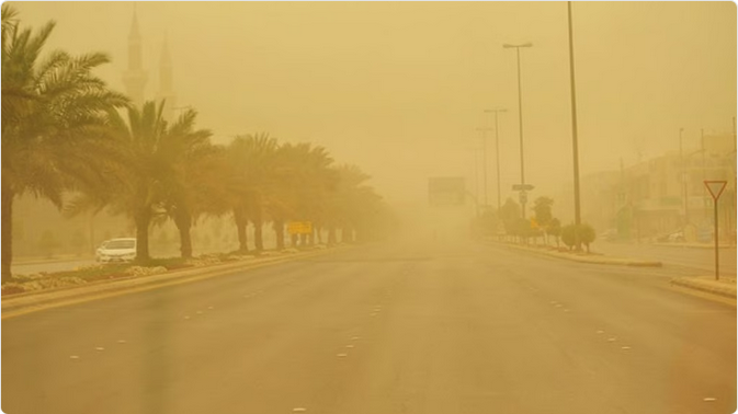 الأرصاد: رياح نشطة مثيرة للأتربة والغبار تحد من مدى الرؤية الأفقية على هذه المناطق