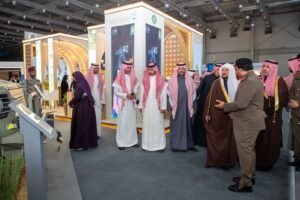 وزير الشؤون الإسلامية يزور جناح وزارة الداخلية في معرض صنع في السعودية 2025
