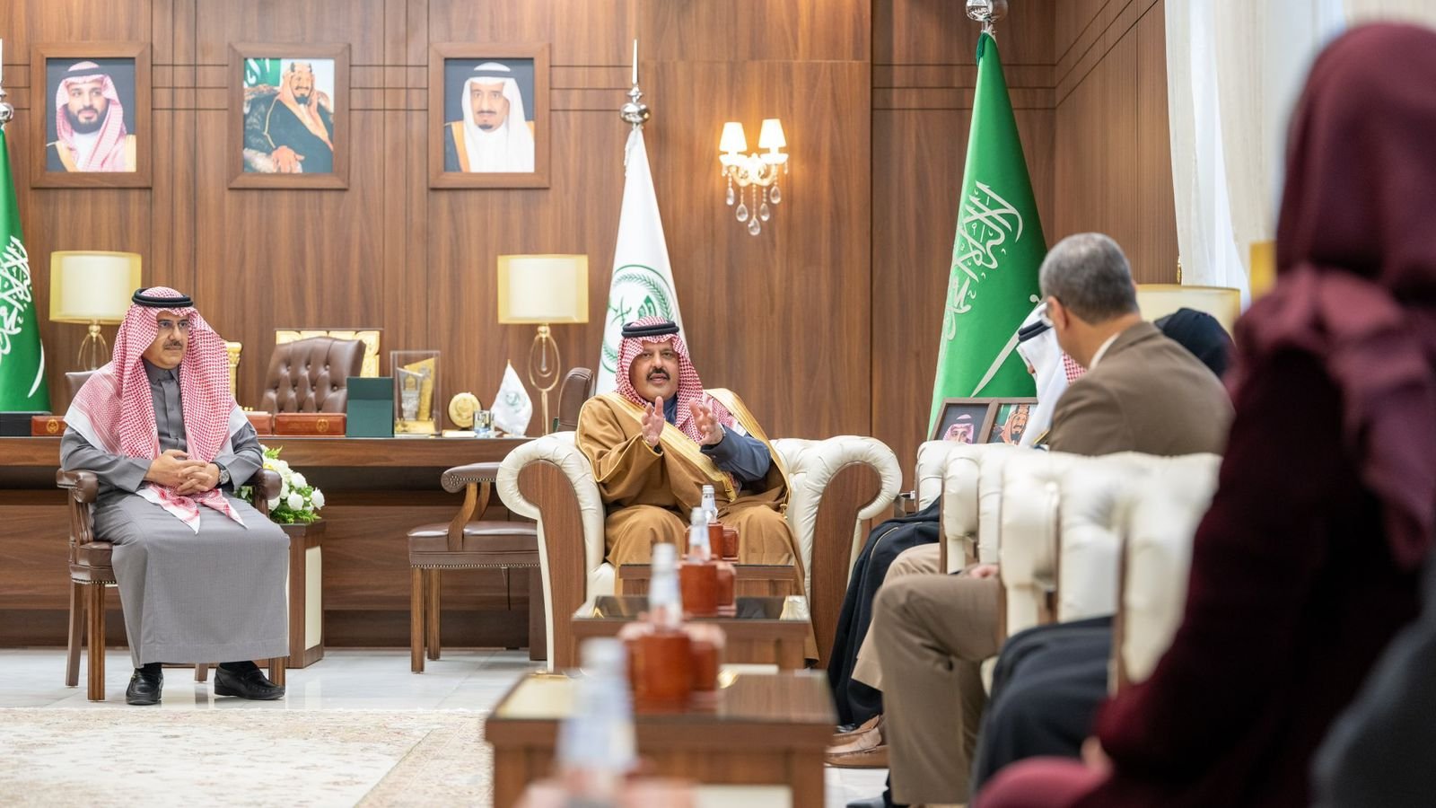 أمير حائل يستقبل وفد منظمة الصحة العالمية لتقييم حائل كمدينة صحية