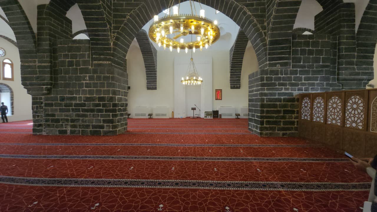 الشؤون الإسلامية بالمدينة المنورة تباشر فرش عدد من المساجد المحيطة بالمسجد النبوي الشريف