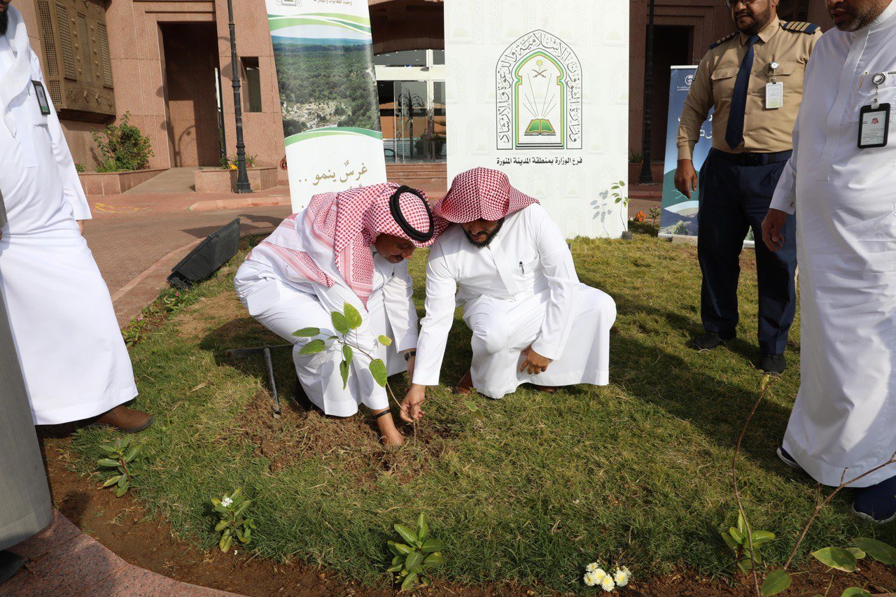 مدير فرع الشؤون الإسلامية بالمدينة المنورة يستقبل مدير مركز الغطاء النباتي ضمن مبادرة موسم التشجير الوطني 2025م