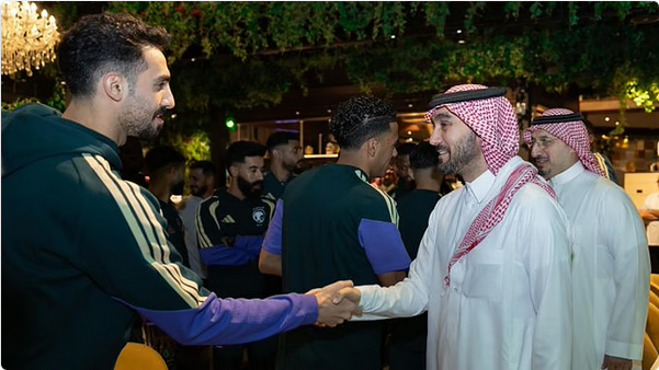 وزير الرياضة يلتقي لاعبي المنتخب السعودي لرفع معنوياتهم قبل انطلاق مشوارهم في كأس العرب