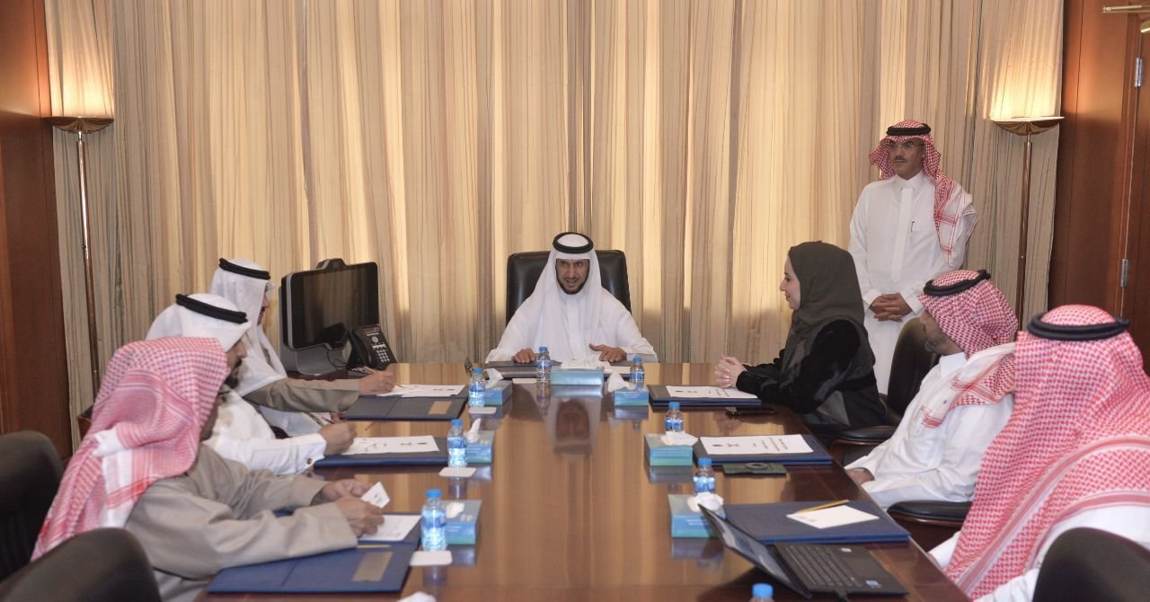 محافظ القطيف يلتقي بهيئة التراث وتطوير الشرقية… ويطّلع على آفاق المشاريع الحضارية والتنموية بالمحافظة