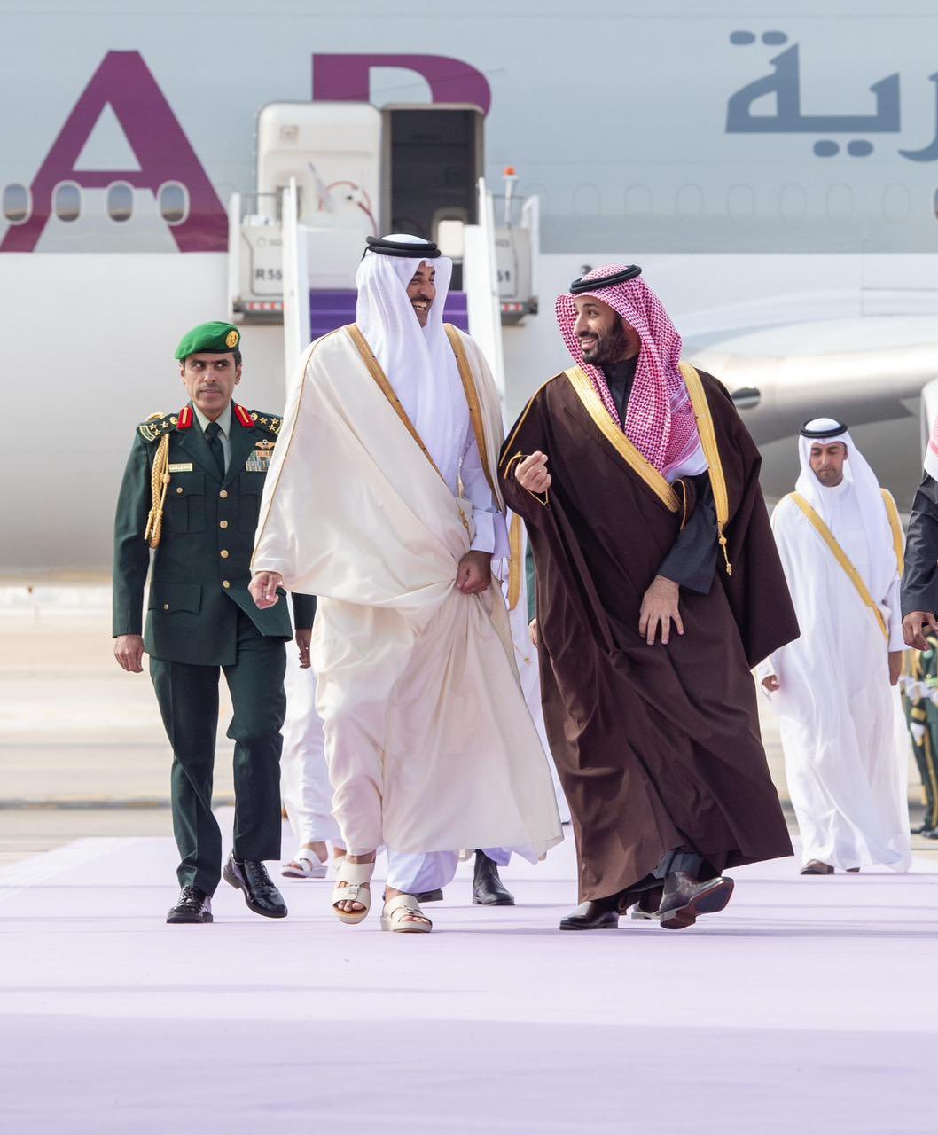 ولي العهد يستقبل أمير قطر لدى وصوله الرياض