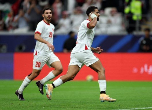 "النشامى" يتخطى الإمارات بثنائية وينفرد بصدارة مجموعته في كأس العرب