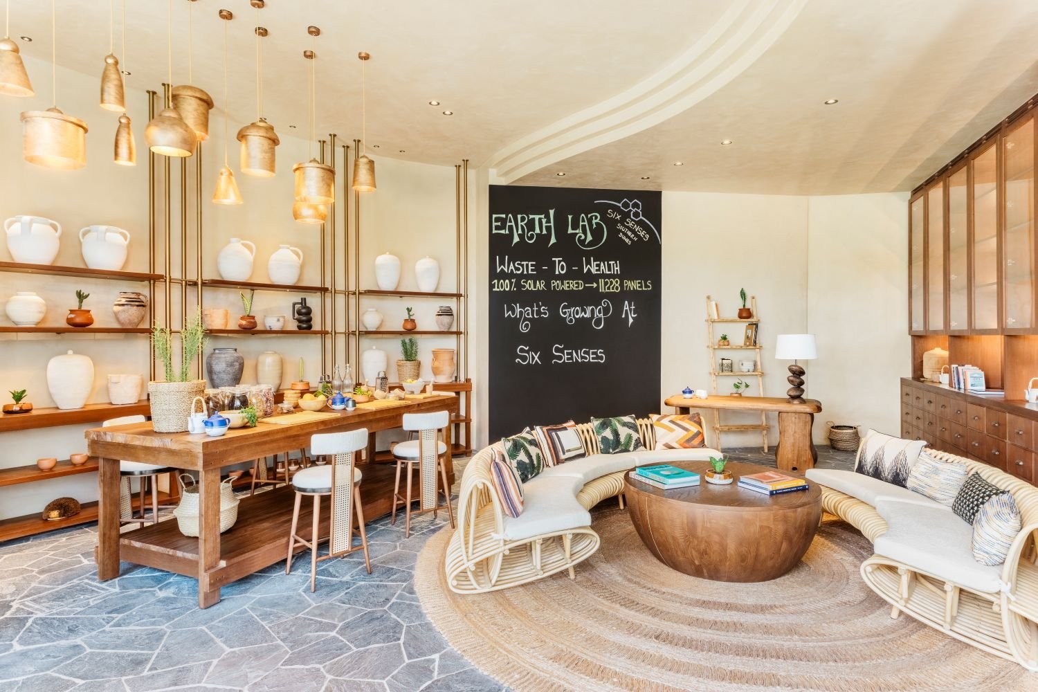 احتفاء بالمذاق والفخامة: الشيف الحائزة على نجمة ميشلان جوليا كومب تقدم تجربة طهي عالمية في منتجع سيكس سينسيز الكثبان الجنوبية