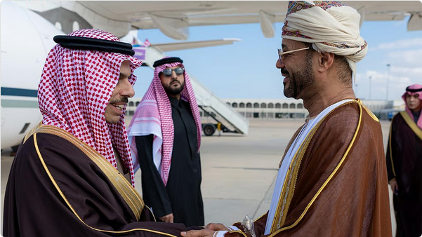 وزير الخارجية يصل إلى مسقط
