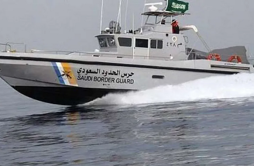 حرس الحدود بالشرقية ينقذ 4 مواطنين خليجيين تعطلت واسطتهم البحرية في عرض البحر