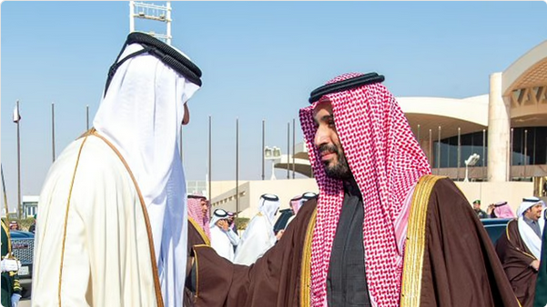 أمير قطر يغادر الرياض وولي العهد في مقدمة مودعيه