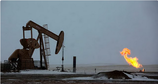 انخفاض طفيف في أسعار النفط مع تقييم آفاق النمو الأمريكي