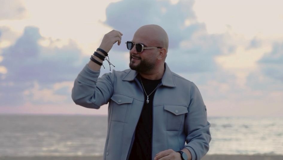 المطرب أمين سلطان يغني "رح حنن قلبي" بعمق وجداني